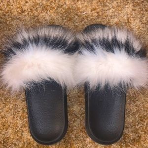 Black and White fur slides ⚫️⚪️